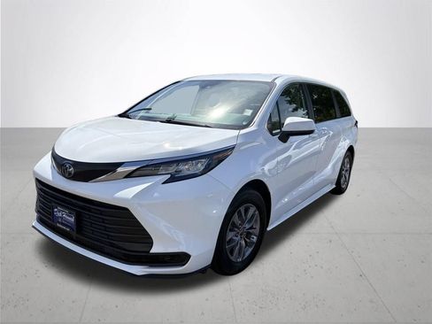 Used 2023 Toyota Sienna LE AWD/4WD image 2