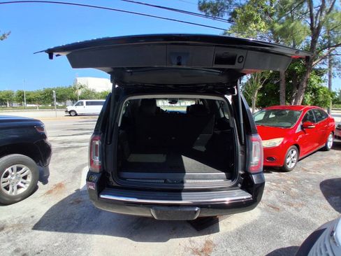 Used 2020 GMC Yukon XL Denali AWD/4WD image 16