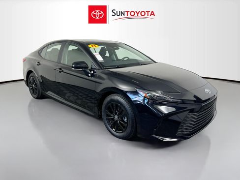 Used 2025 Toyota Camry LE w/ Convenience Package FWD image 1
