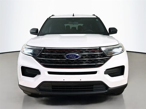 Used 2020 Ford Explorer XLT image 2