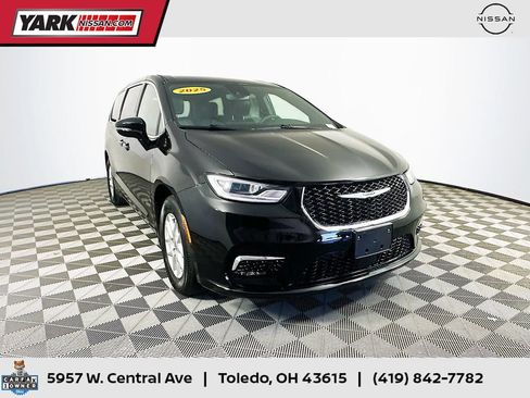 Used 2025 Chrysler Pacifica Select FWD image 1