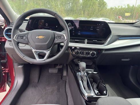 Used 2025 Chevrolet Trax LT w/ LT Convenience Package FWD image 23