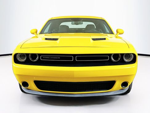 Used 2018 Dodge Challenger SXT image 2