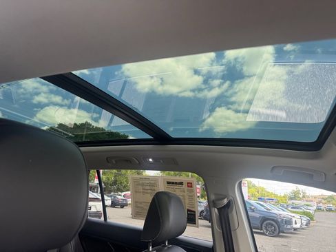 Used 2024 Volkswagen Tiguan SE w/ Panoramic Sunroof Package AWD/4WD image 20