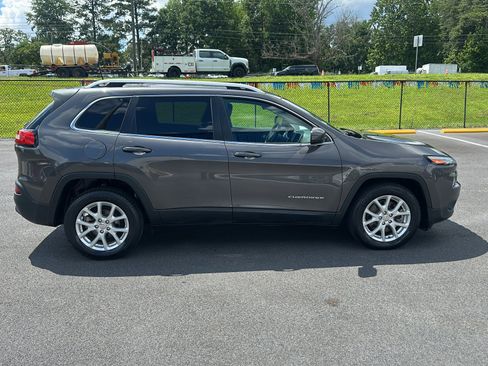 Used 2018 Jeep Cherokee Latitude Plus FWD image 6