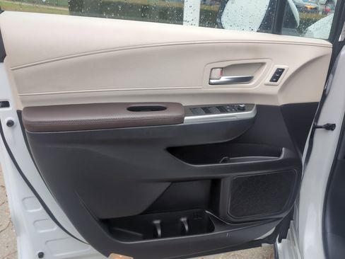 Certified 2024 Toyota Sienna Platinum image 14