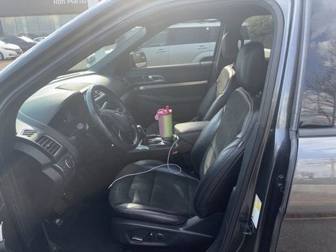 Used 2018 Ford Explorer XLT w/ Equipment Group 202A image 5