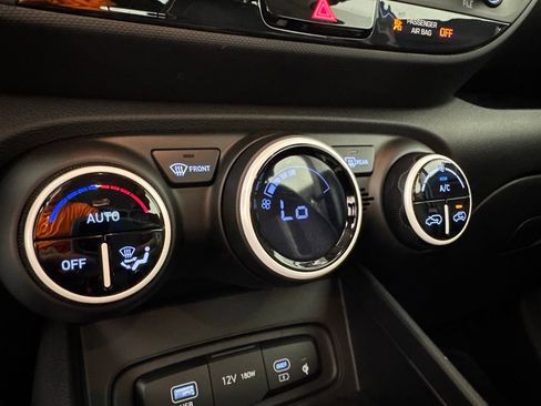 Used 2025 Hyundai Venue Limited image 32