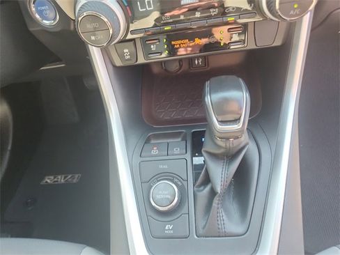 Used 2019 Toyota RAV4 Limited image 16