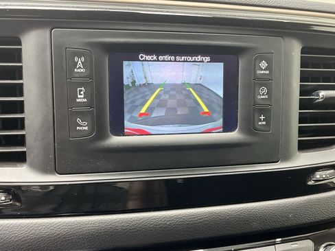 Used 2017 Chrysler Pacifica Touring FWD image 5
