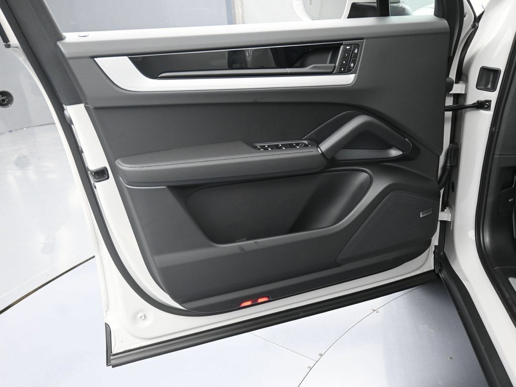 Certified 2026 Porsche Cayenne E-Hybrid AWD/4WD image 15
