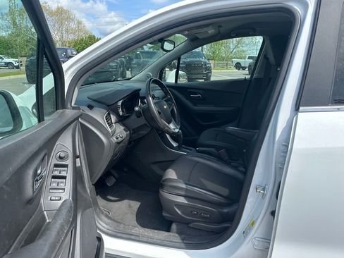 Used 2020 Chevrolet Trax LT w/ LT Convenience Package FWD image 11