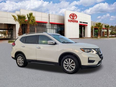 Used 2017 Nissan Rogue SV image 2