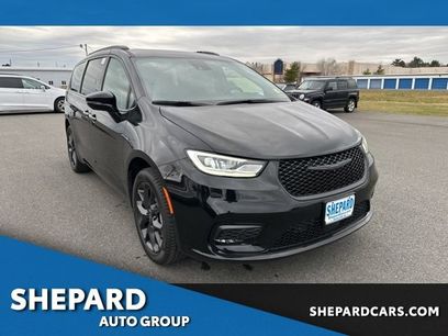 New 2026 Chrysler Pacifica Limited w/ Uconnect Theater Family Group