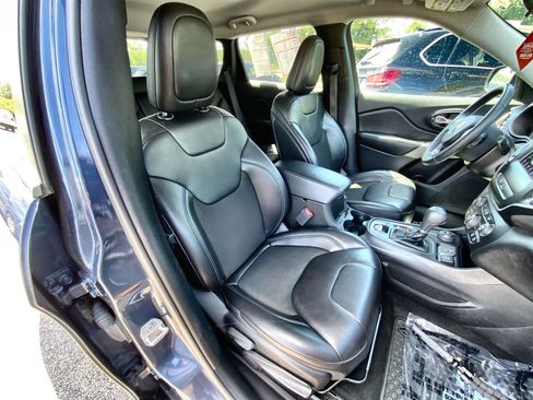 Used 2019 Jeep Cherokee Latitude Plus w/ Cold Weather Group AWD/4WD image 24