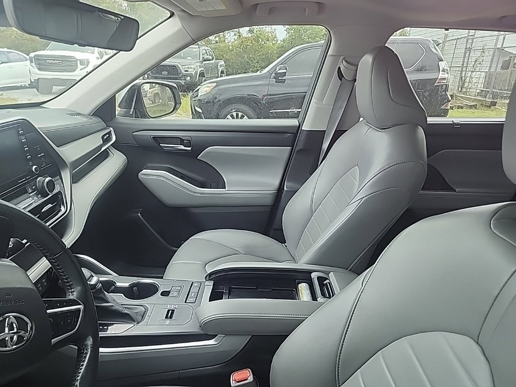 Used 2022 Toyota Highlander XLE FWD image 14