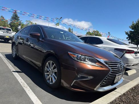Used 2017 Lexus ES 300h w/ Navigation System Package FWD image 2