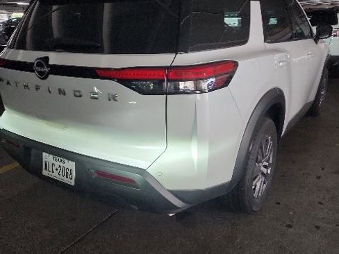 Used 2025 Nissan Pathfinder SV FWD image 2