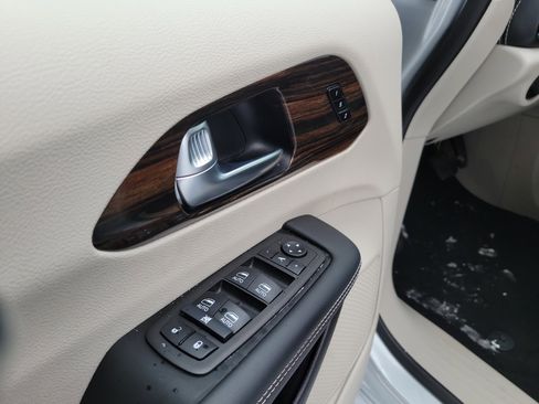 Used 2024 Chrysler Pacifica Limited w/ Trailer Tow Group image 7