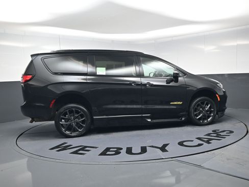 Used 2022 Chrysler Pacifica Touring-L w/ S Appearance Package image 10