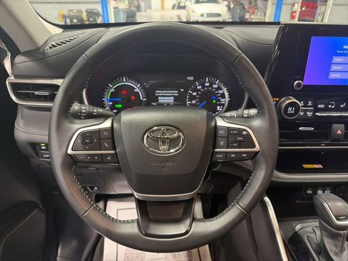 Used 2024 Toyota Highlander XLE AWD/4WD image 23