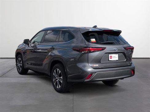 Certified 2025 Toyota Highlander XLE image 4