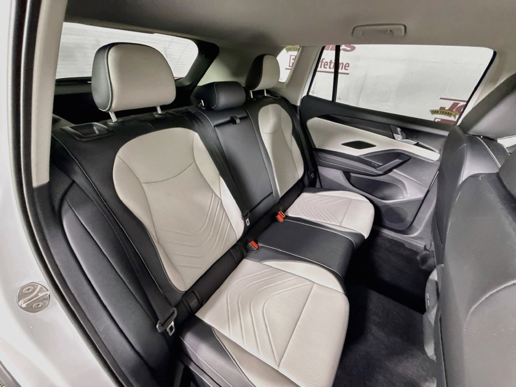 Used 2025 Volkswagen Tiguan SE AWD/4WD image 29