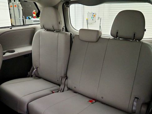 Used 2020 Toyota Sienna XLE image 22