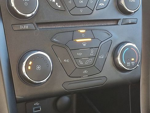 Certified 2018 Ford Fusion SE w/ Equipment Group 201A image 16