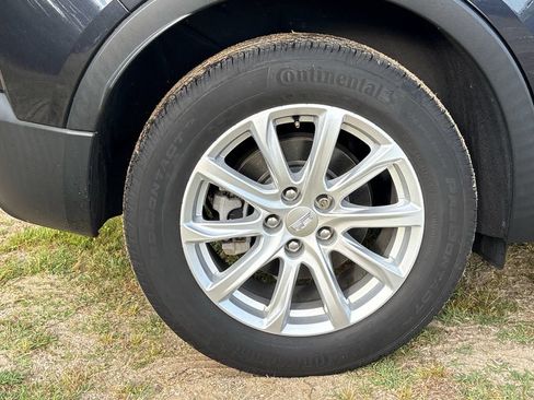 Used 2023 Cadillac XT4 Luxury w/ Cold Weather Package FWD image 7