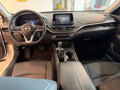 Used 2025 Nissan Altima 2.5 SV FWD image 31