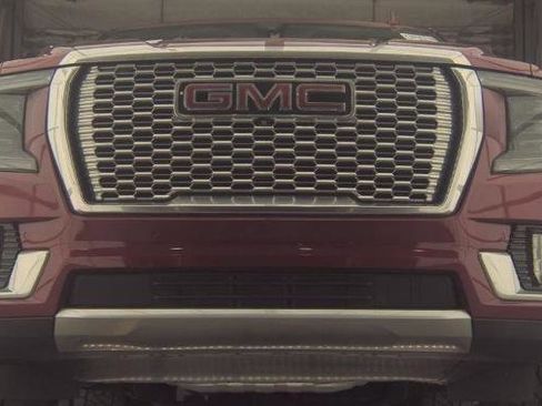 Used 2021 GMC Yukon Denali w/ Denali Premium Package image 2