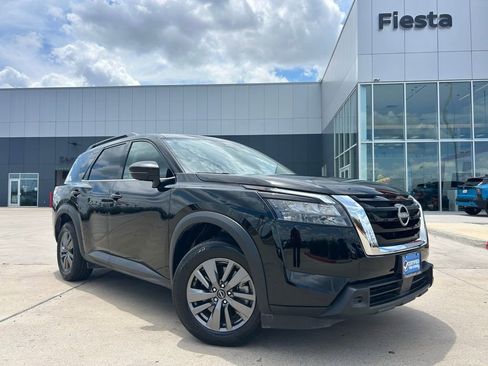 Certified 2025 Nissan Pathfinder SV FWD image 1