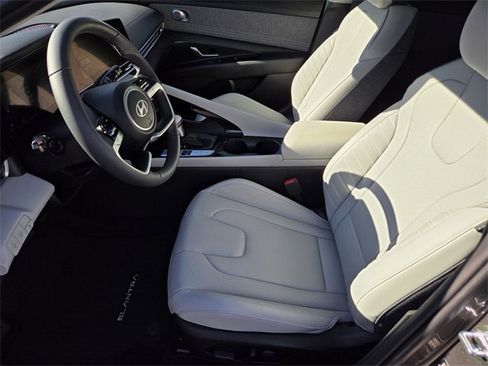 Used 2025 Hyundai Elantra Limited image 9