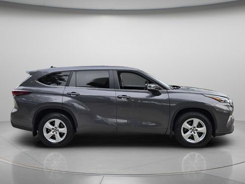 Used 2024 Toyota Highlander LE AWD/4WD image 3