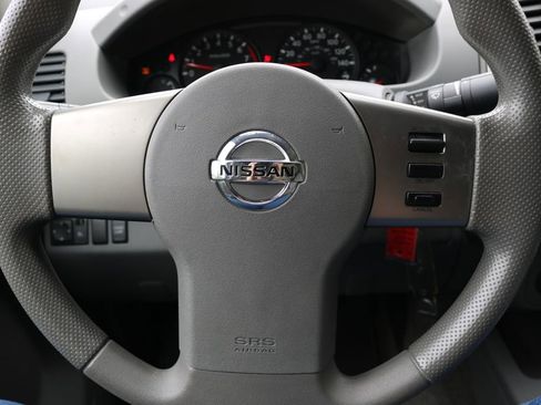 Used 2010 Nissan Frontier SE image 19
