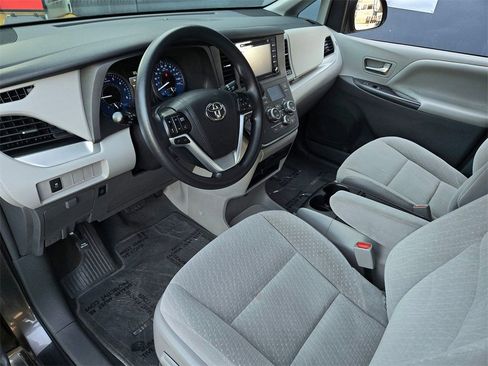 Used 2019 Toyota Sienna LE image 9
