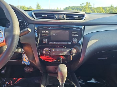 Used 2016 Nissan Rogue S AWD/4WD image 20