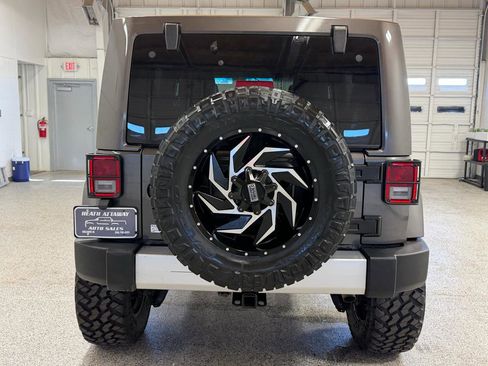 Used 2017 Jeep Wrangler Unlimited Sahara AWD/4WD image 3