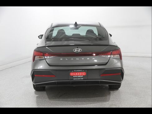 Certified 2025 Hyundai Elantra Sport FWD image 18