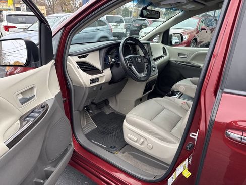 Used 2015 Toyota Sienna XLE 8 Passenger 4dr Mini Van image 10