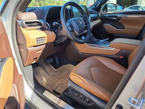 Used 2021 Toyota Highlander Platinum image 2