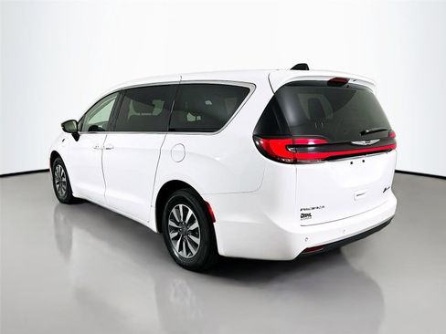 Used 2024 Chrysler Pacifica Select image 10