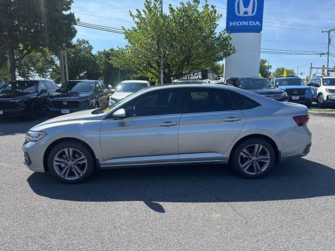 Used 2023 Volkswagen Jetta SE FWD image 2
