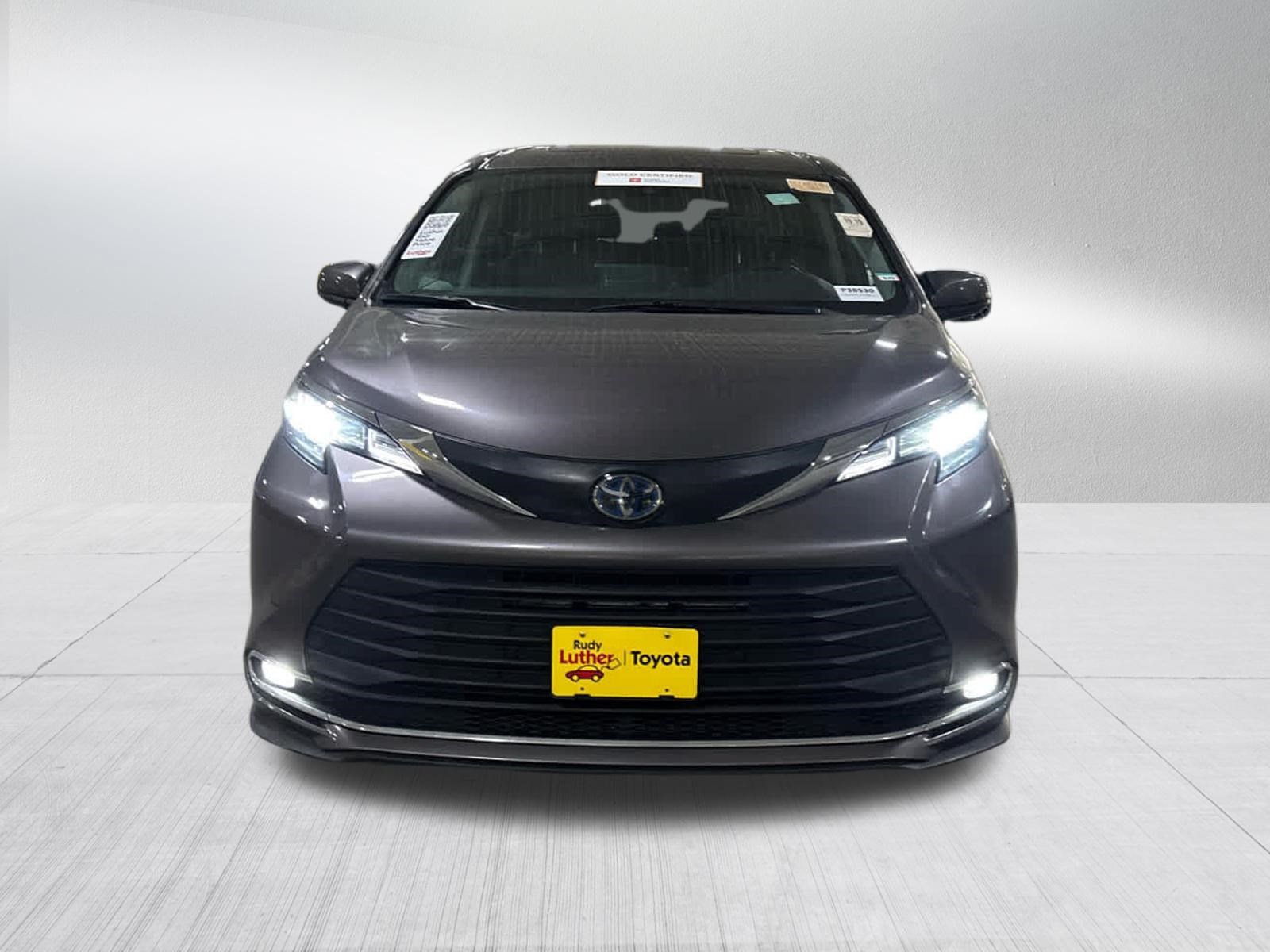 Certified 2021 Toyota Sienna XLE AWD/4WD image 2