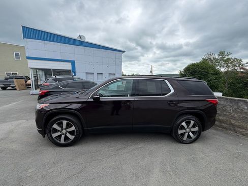 Used 2021 Chevrolet Traverse LT w/ LT Premium Package FWD image 2