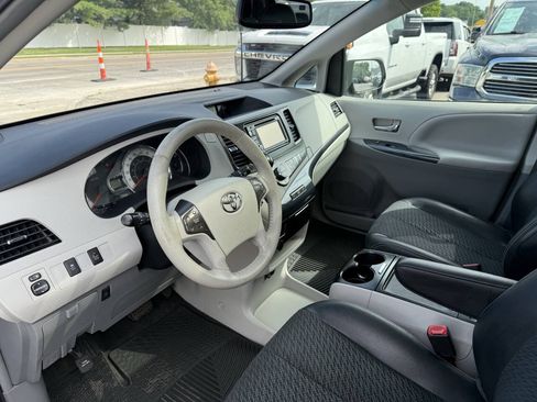 Used 2013 Toyota Sienna SE FWD image 16