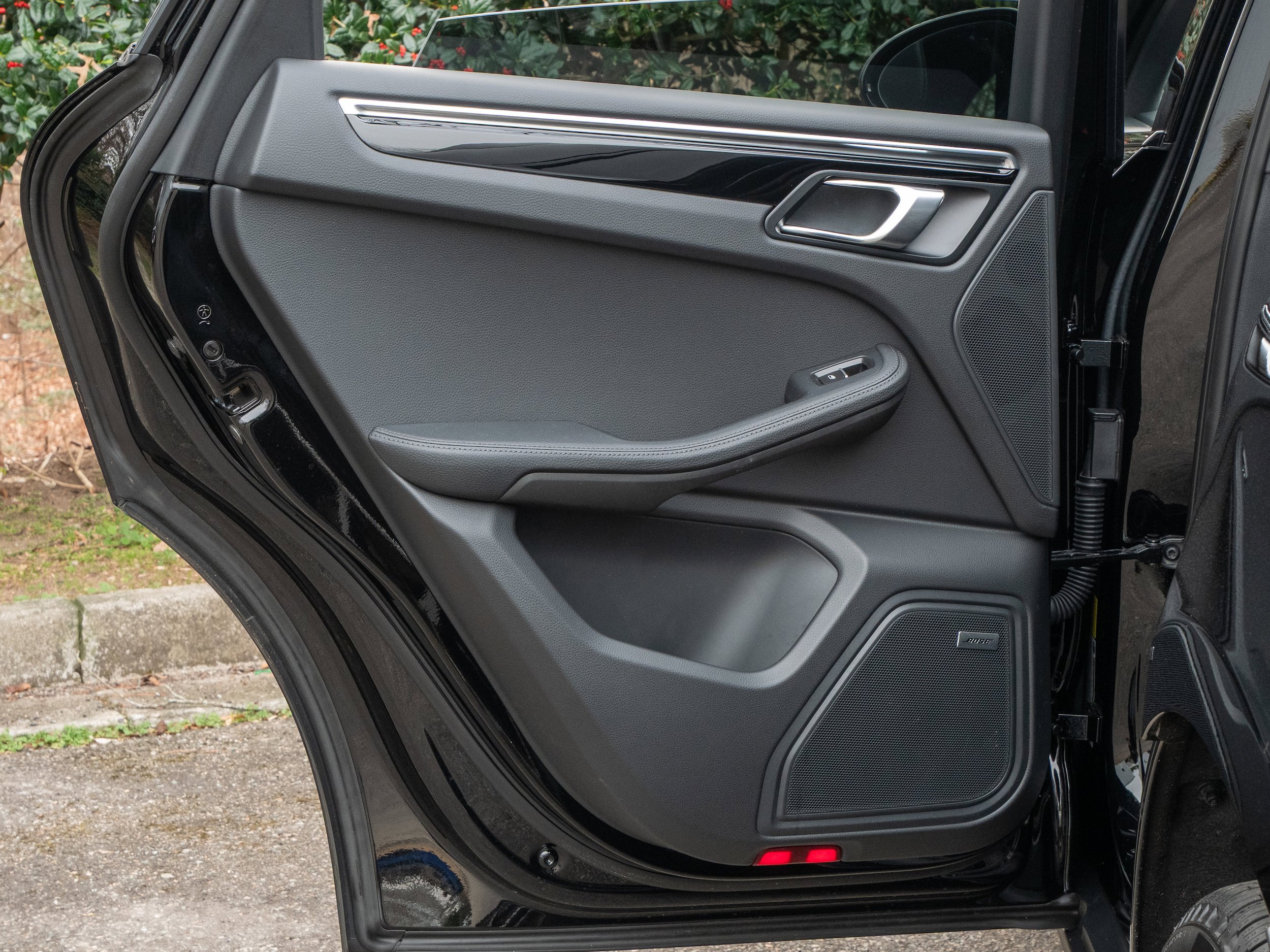 Certified 2025 Porsche Macan AWD/4WD image 32