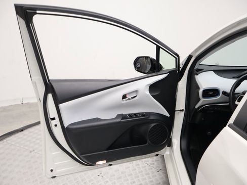 Used 2018 Toyota Prius Four FWD image 16