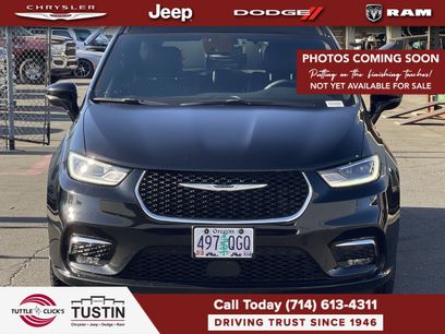 Used 2025 Chrysler Pacifica Select